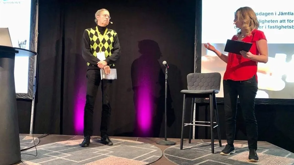 Peter Öhman är på scenen och samtalar med moderatorn vid fastighetsdagen i Ötersund