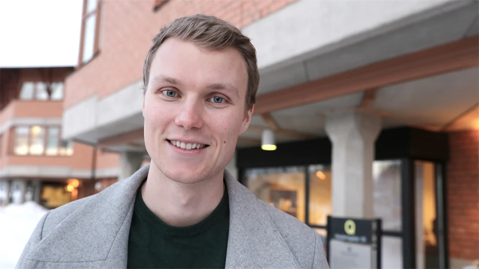 Emil Rudh utanför Q-huset i Östersund