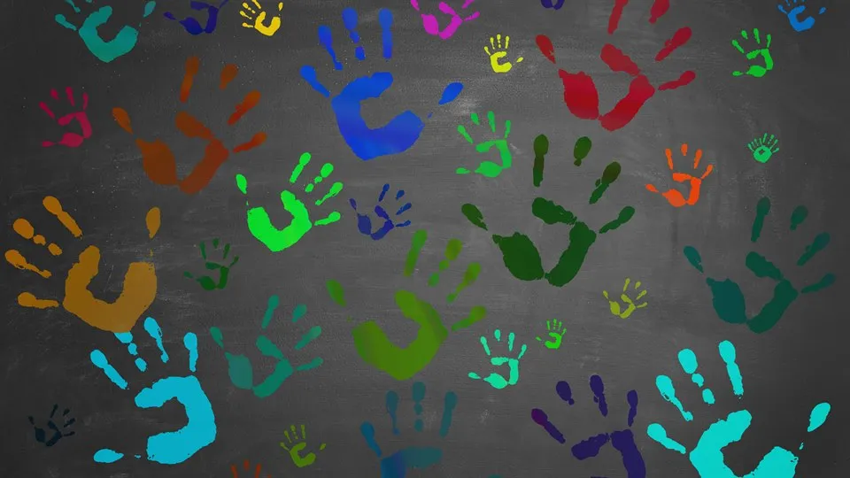 Målade handavtryck på en svart vägg