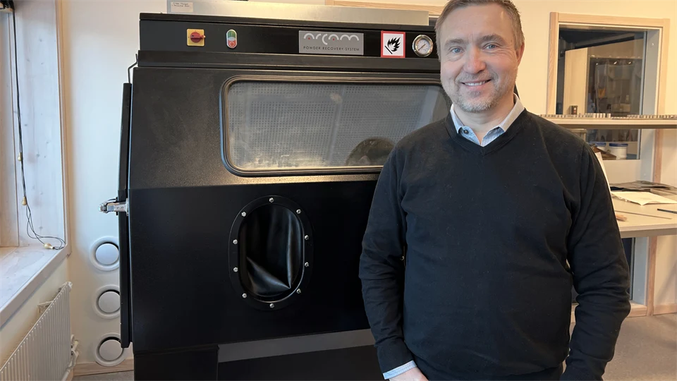 Professor Lars-Erik Rännar i labbet