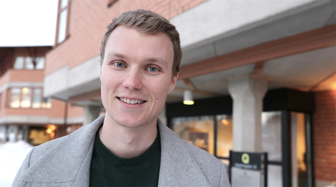 Emil Rudh utanför Q-huset i Östersund