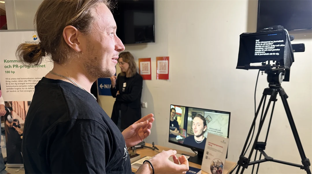 Man tittar på en prompter