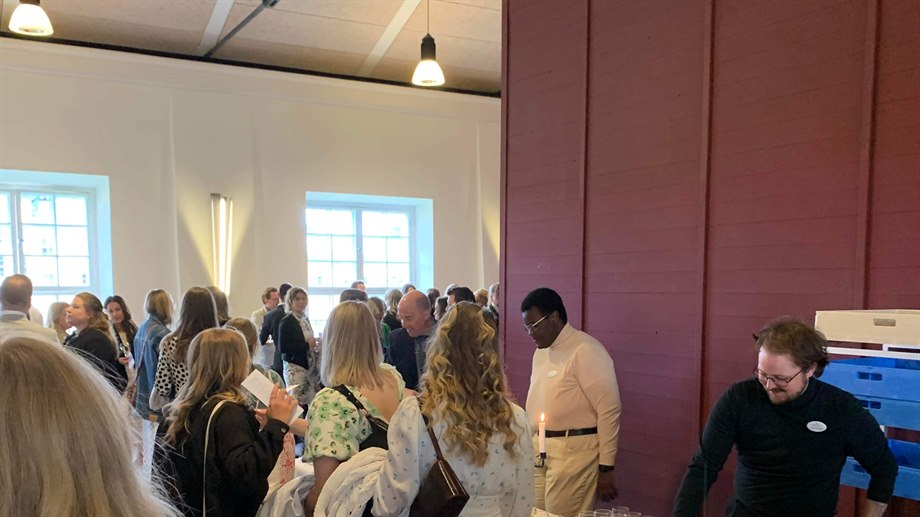 Våra studentambassadörer Simon och Eli serverar cider. 