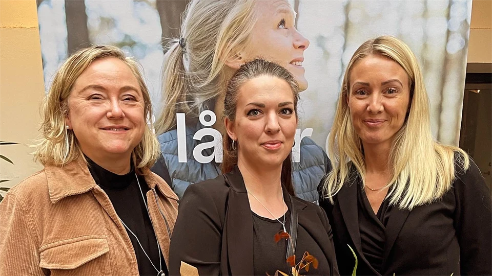 Amanda Dahlgren mottar pris för exjobb