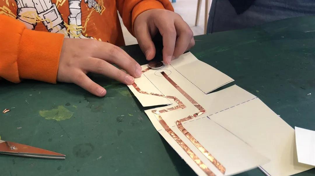 Elever som tillverkar en självlysande helikopter.