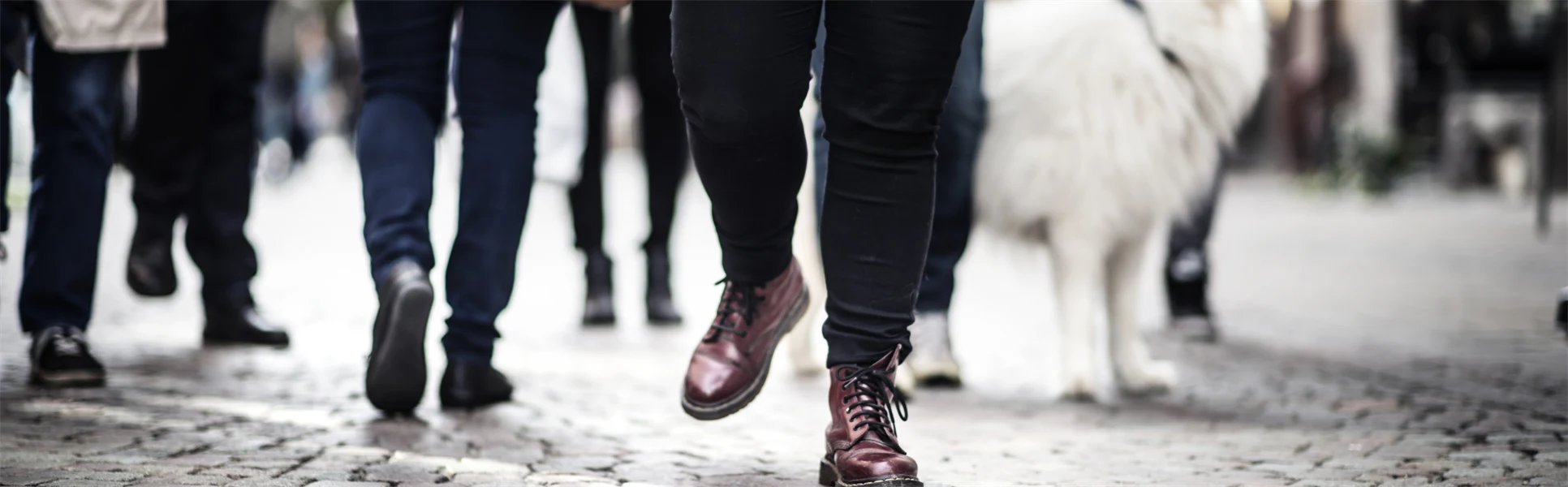 Människor på en gata. Samhälle.