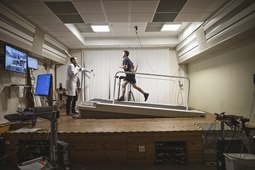 Seb Ison springer uppför på ett rullband övervakad av testledare Hampus Lindblom.