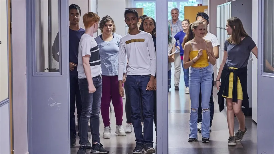Högstadieelever i skolans korridor
