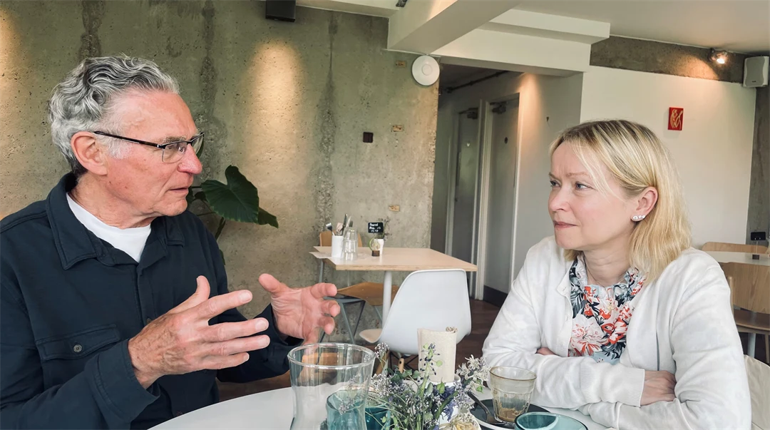 En man och en kvinna sitter och diskuterar vid lunch