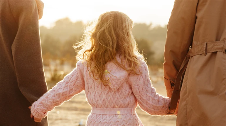 en kvinna, ett barn, en man, sedda bakifrån 