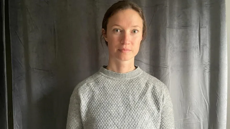 Porträttbild av en kvinna med grå tröja