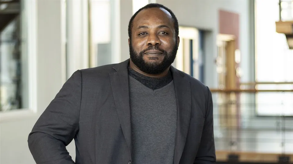 Chibuzo Joseph Nnonyelu poserar framför kameran.