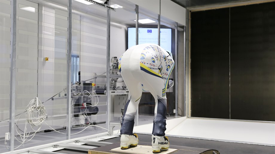 Modell av en alpinåkare i trå.